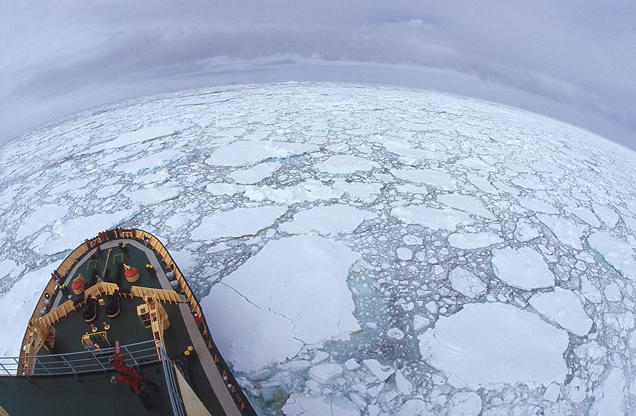 Застрявший во льдах Антарктиды ледокол &quot;Капитан Хлебников&quot;