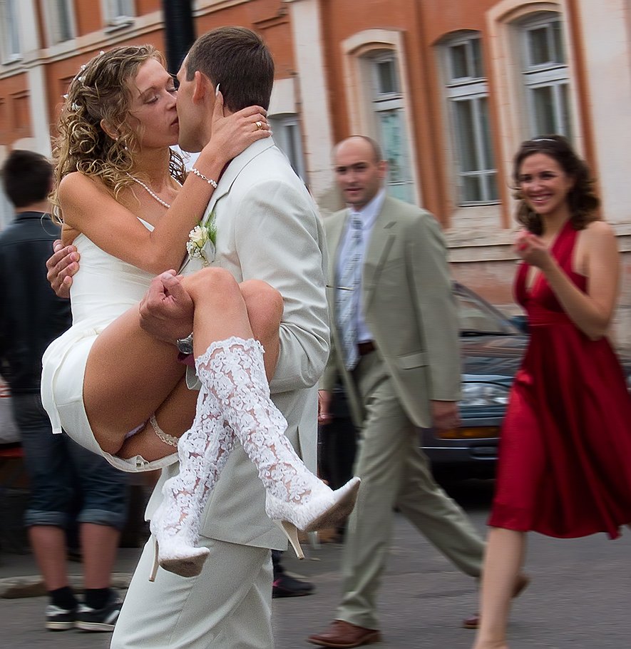 Свадьба в Воронеже. Жених переносит на руках невесту через Каменный мост