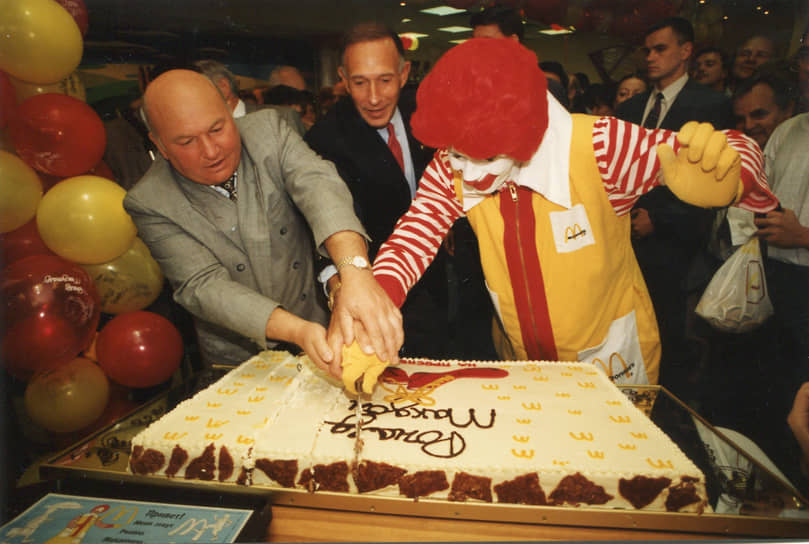 Символ глобальной сети ресторанов быстрого питания McDonald`s Corp. — клоун Роналд Макдоналд — был придуман в 1963 году американским комедийным актером Уиллардом Скоттом, тогда же актер появился в образе любящего гамбургеры клоуна в трех телевизионных шоу. По данным авторов книги «Нация фастфуда» 2001 года, 96% американских школьников узнают Рональда Макдональда, что делает его вторым по узнаваемости вымышленным персонажем после Санта-Клауса