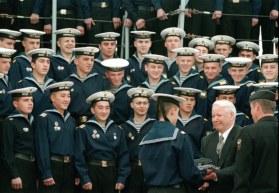 Борис Ельцин и матросы. 1998 год