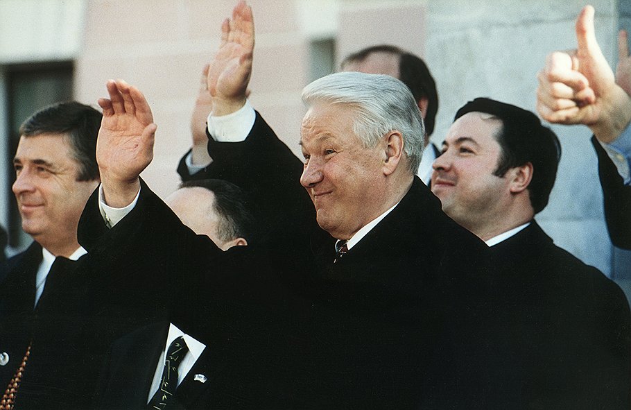 Борис Ельцин и бывший управляющий делами президента Российской Федерации Павел Бородин (слева). 1998 год
