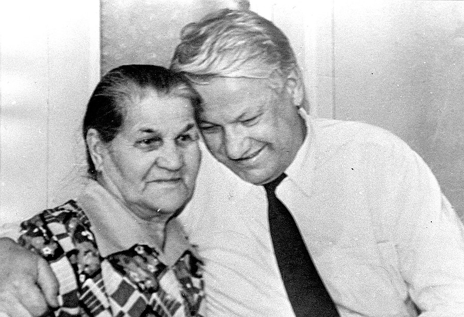 Борис Ельцин с матерью. 1989 год