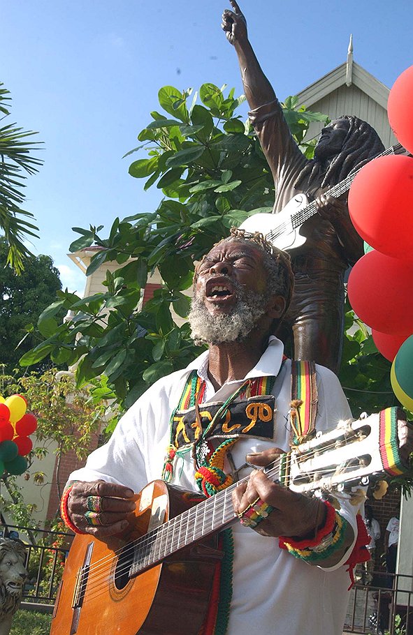Поклонник Боба Марли Ноэль Кэмпбелл празднует день рождения Боба Марли. 6 февраля 2005 года. Кингстон, Ямайка