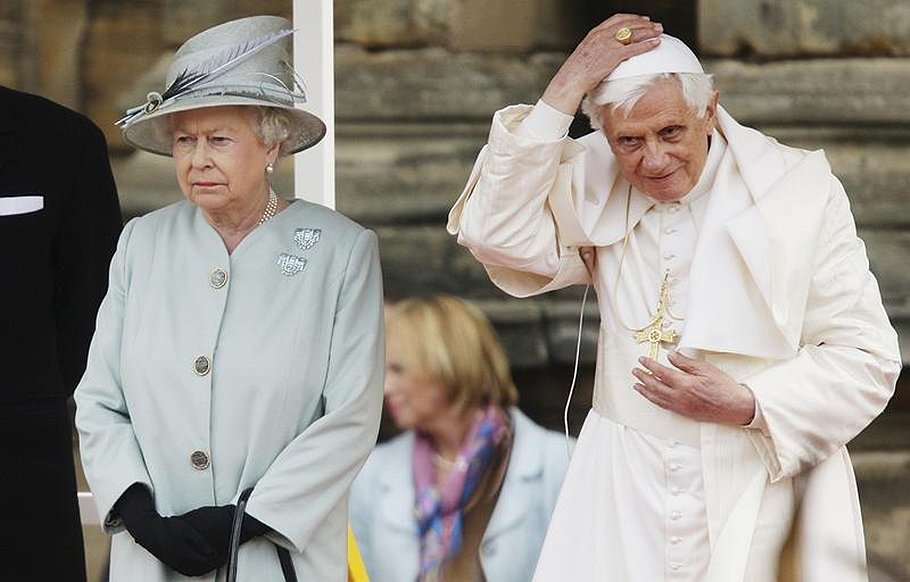 Папа римский и королева Великобритании Елизавета II