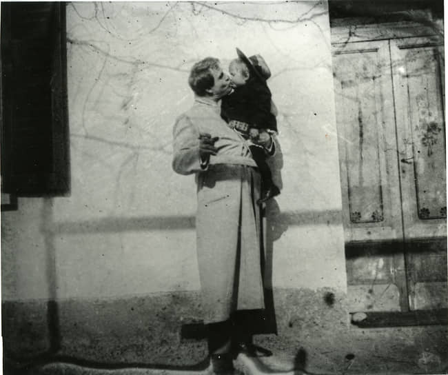 В августе 1927 года Федора Шаляпина лишили звания Народного артиста и права возвращаться в СССР &lt;br> На фото: певец со своим сыном Борисом