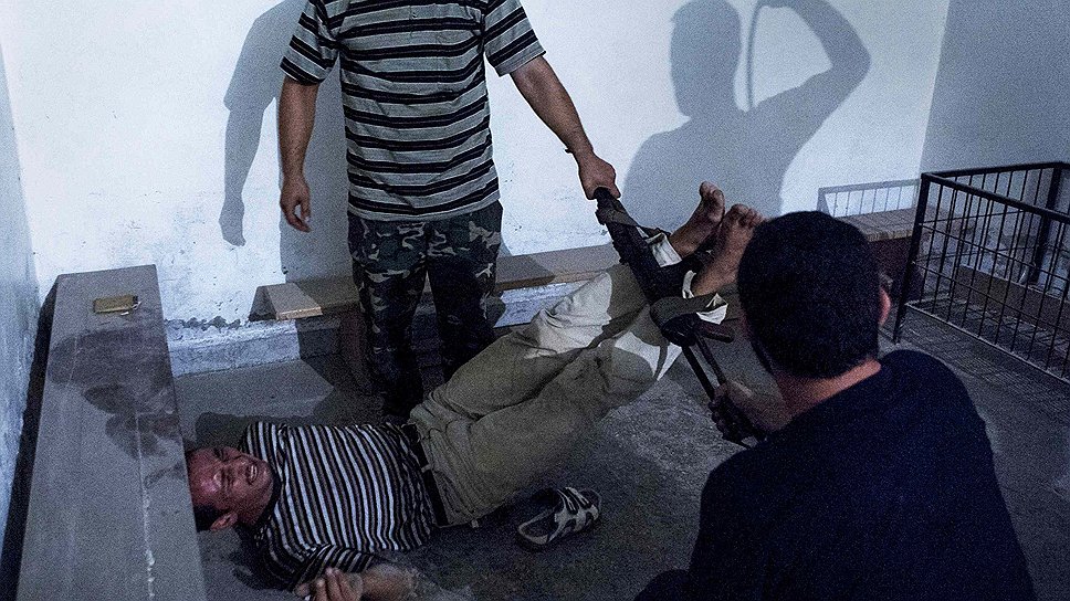 Второе место в категории &quot;Люди в новостях&quot;.  31 июля 2012 года. Бойцы сирийской оппозиции допрашивают и пытают информатора в Алеппо. Автор: Эмин Озмен 