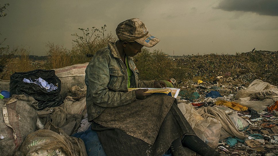 Первый приз в категории &quot;Проблемы современности&quot;. 3 апреля 2012 года. Женщина-сборщица мусора, работающая под дождем в Найроби, Кения. Автор: Мика Альберт