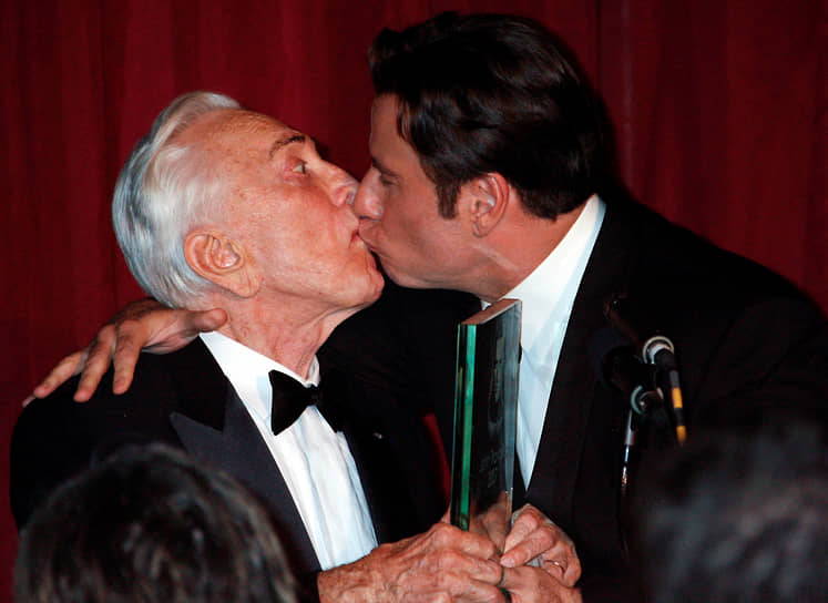 В 2007 году на международном кинофестивале в Санта-Барбаре актер Керк Дуглас вручил Джону Траволте награду за актерскую игру. В знак благодарности Траволта поцеловал Дугласа в губы, чем сильно шокировал актера