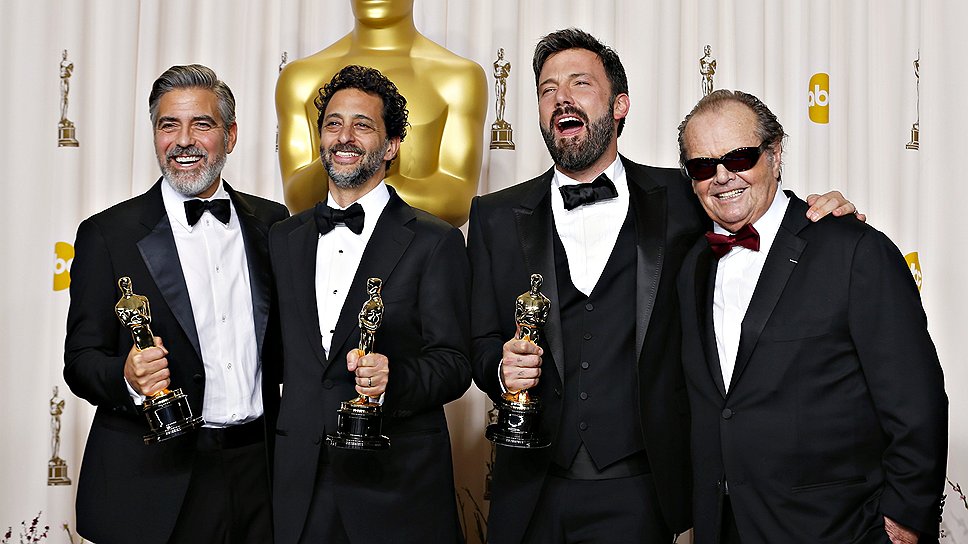 Слева направо: продюсеры картины &quot;Арго&quot;: Джордж Клуни, Грант Хеслов, Бен Аффлек и ведущий церемонии Джек Николсон