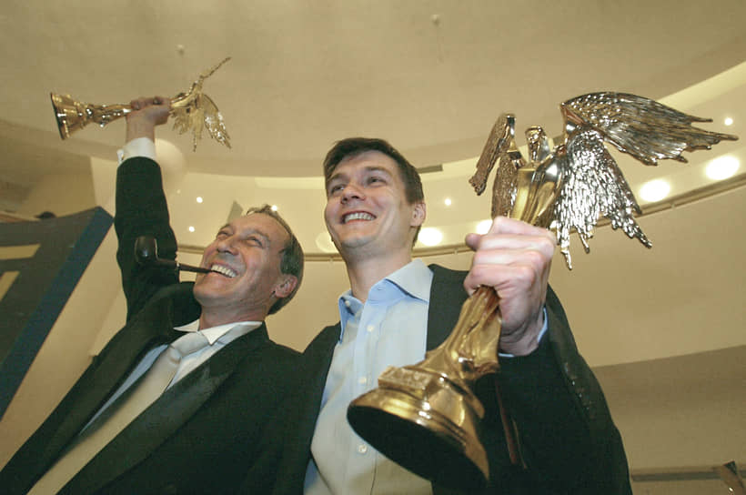 Олег Янковский (слева) с призом, полученным в номинации &quot;Лучшая мужская роль&quot; и его сын, кинорежиссер Филипп Янковский с призом, полученным в номинации &quot;Открытие года&quot;