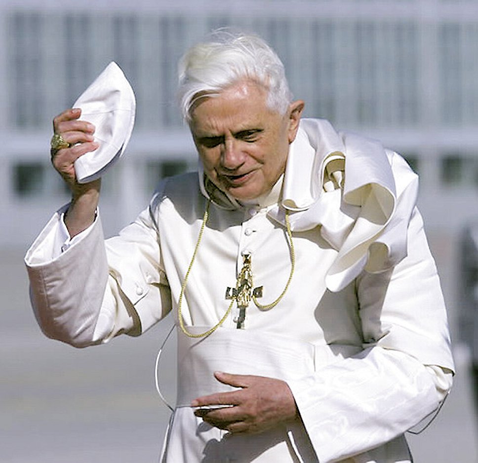 Из-за чего Бенедикт XVI оставил престол