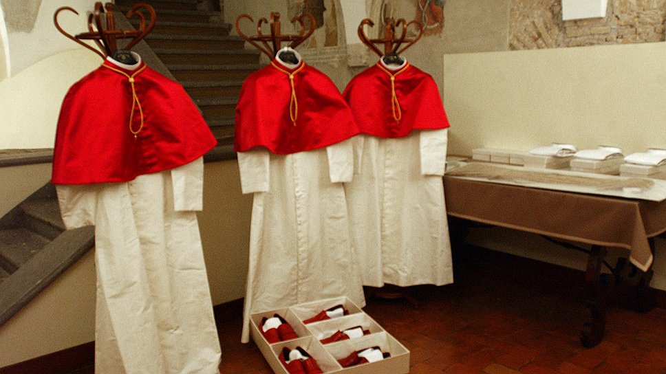 Три комплекта папской одежды разных размеров
