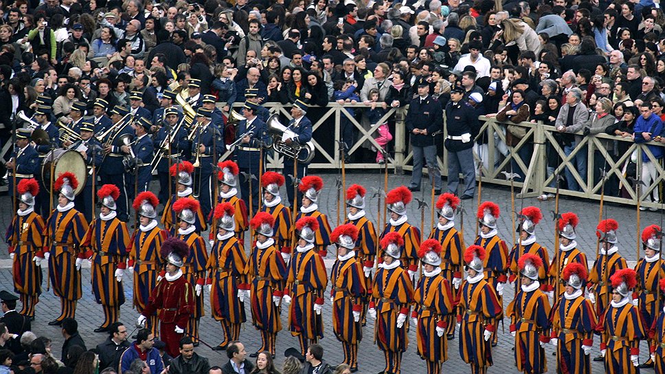 Швейцарская гвардия стоит перед толпой на площади Св. Петра в Ватикане