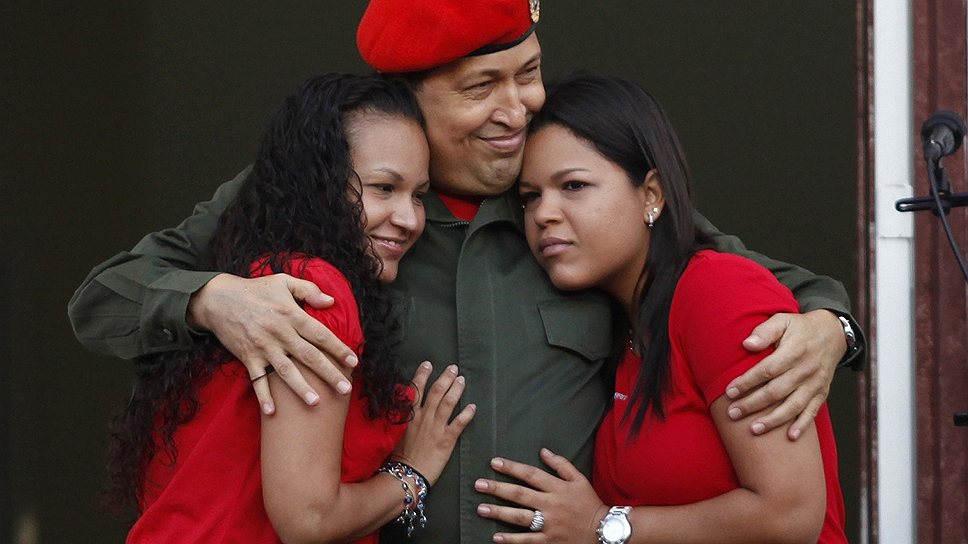 Уго Чавес с дочерьми. 4 июля 2011 года