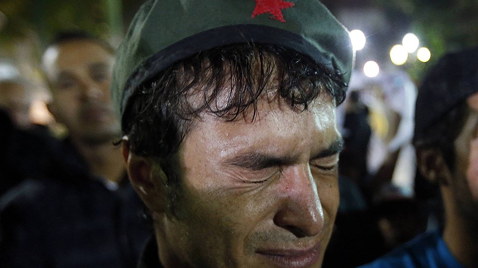 Мужчина плачет, узнав о смерти Уго Чавеса.