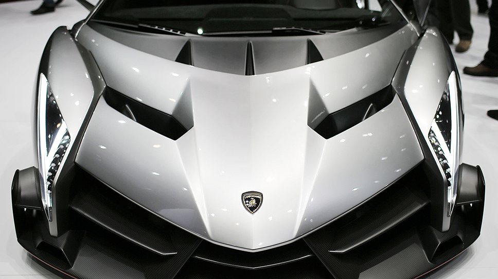 Суперкар Lamborghini Veneno, построенный всего в трех экземплярах в честь 50-летия компании, разгоняется до 100 км/ ч за 2,8 сек., а максимальная скорость составляет 355 км/ч