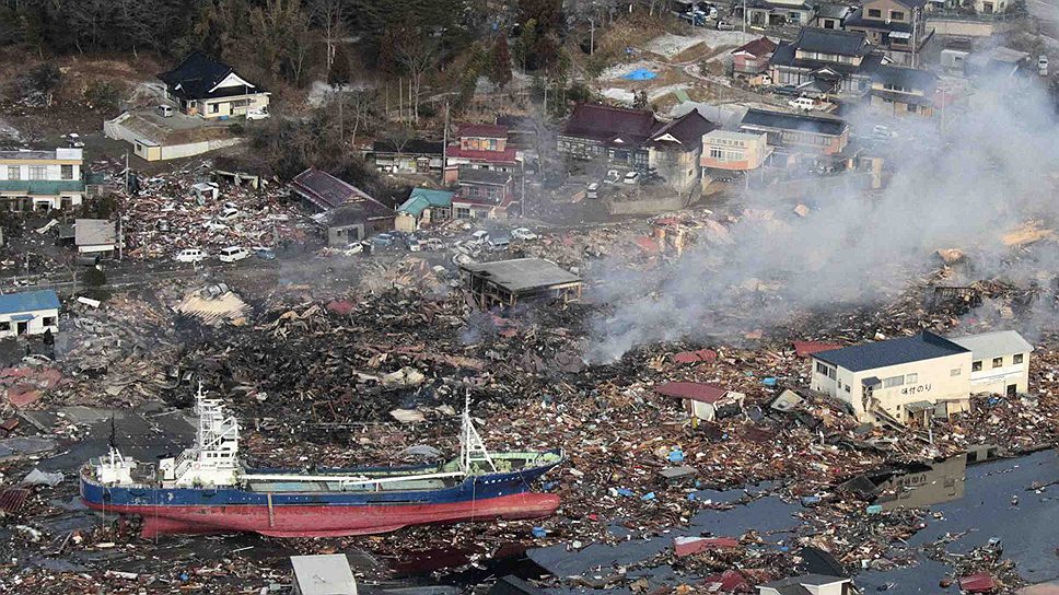 Город Кесеннума, префектура Мияги, сразу после удара стихии (сверху) и два года спустя