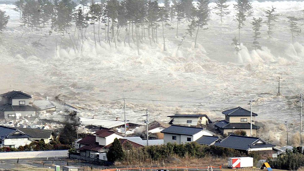 Город Натори, префектура Мияги, сразу после прихода волны (сверху) и после разбора завалов