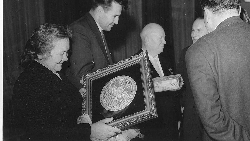 Первый секретарь ЦК КПСС Никита Хрущев (в центре) вместе со своей супругой Ниной Петровной (слева) на встрече с партийном руководством во время визита