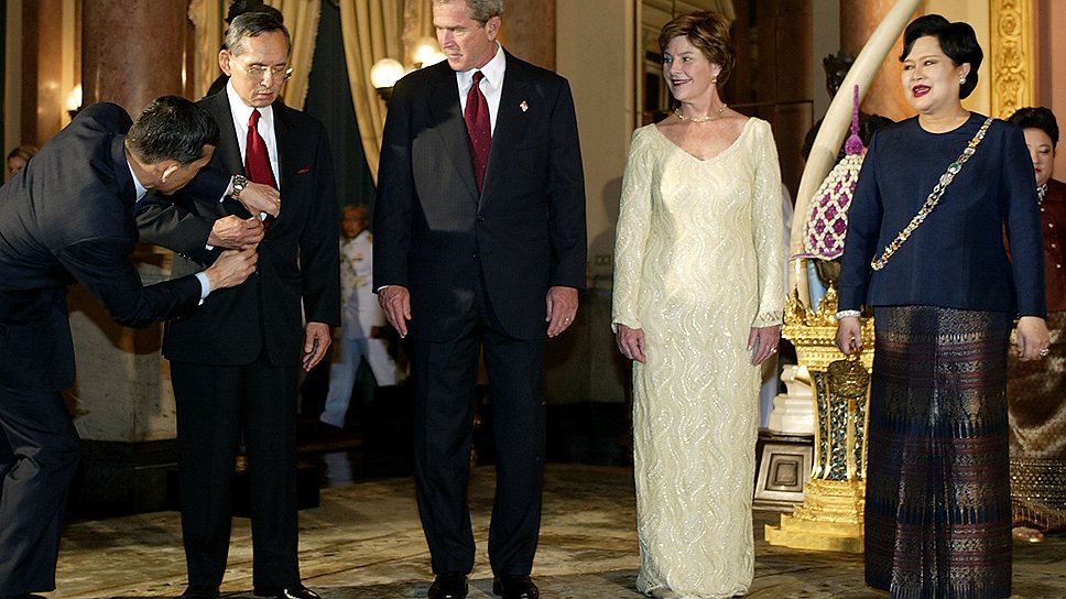 Слева направо: король Таиланда Пхумипон, бывший президент США Джордж Буш-младший, экс-первая леди Лора Буш и супруга короля Сирикит 