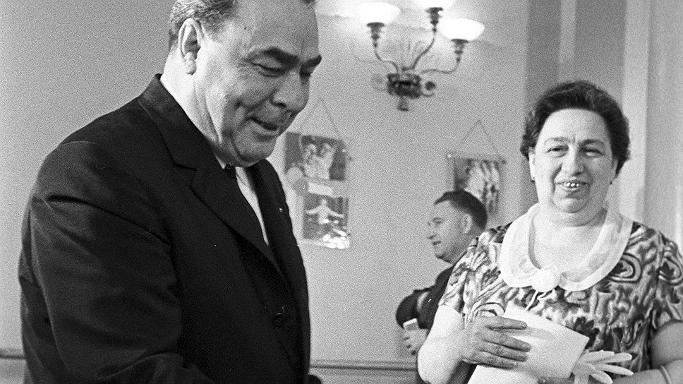Генеральный секретарь ЦК КПСС Леонид Ильич Брежнев с супругой на избирательном участке в день выборов депутатов в Верховный Совет СССР