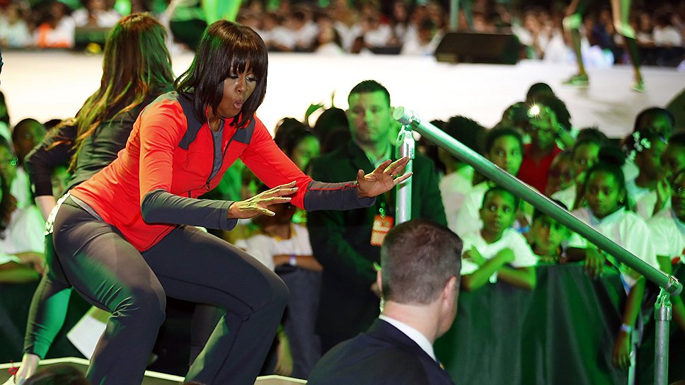 Первая леди США Мишель Обама танцует на сцене со школьниками 
