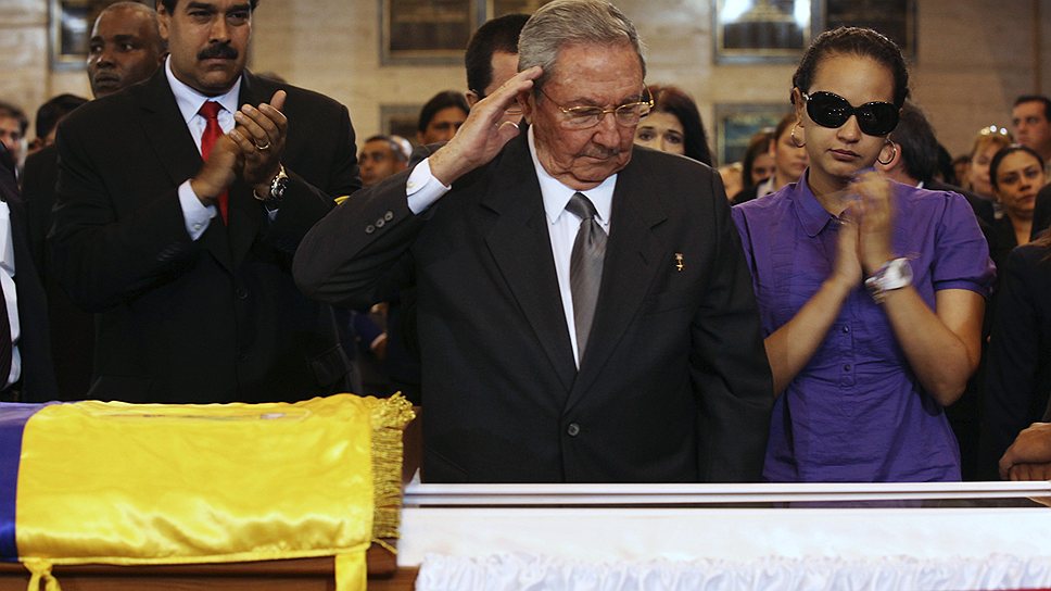 Кубинский лидер Рауль Кастро (в центре) у гроба Уго Чавеса с вице-президентом Венесуэлы Николасом Мадуро (слева) и дочерью команданте Розой Виргинией