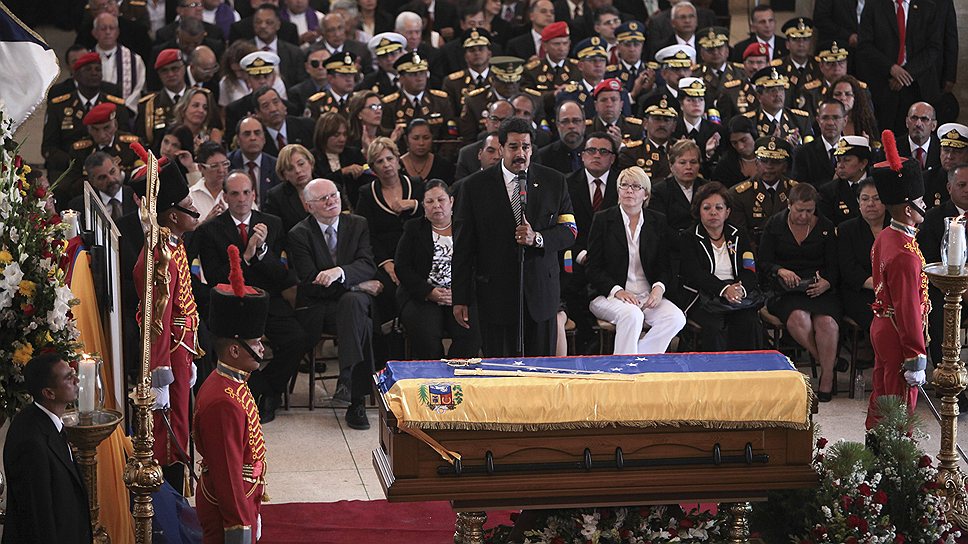 Исполняющий обязанности президента Венесуэлы Николас Мадуро (в центре)