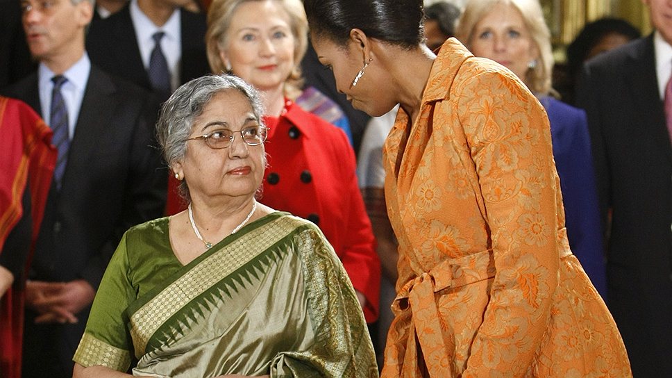 Гуршаран Каур (слева), супруга премьер-министра Индии, и Мишель Обама (справа), первая леди США