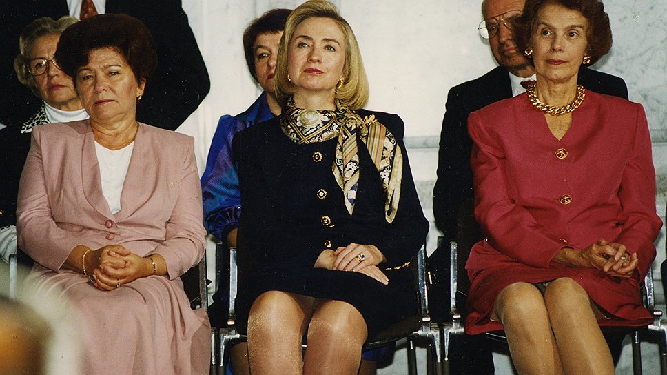 Слева направо: супруга первого президента России Наина Ельцина и супруга президента США Хиллари Клинтон во время пресс-конференции