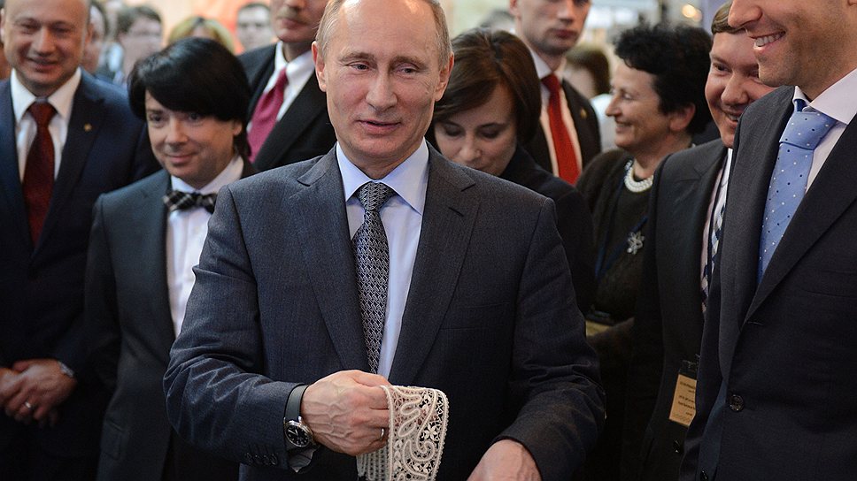 Владимир Путин (в центре), модельер Валентин Юдашкин (второй слева на заднем плане), пресс-секретарь президента Дмитрий Песков (третий слева на заднем плане)  