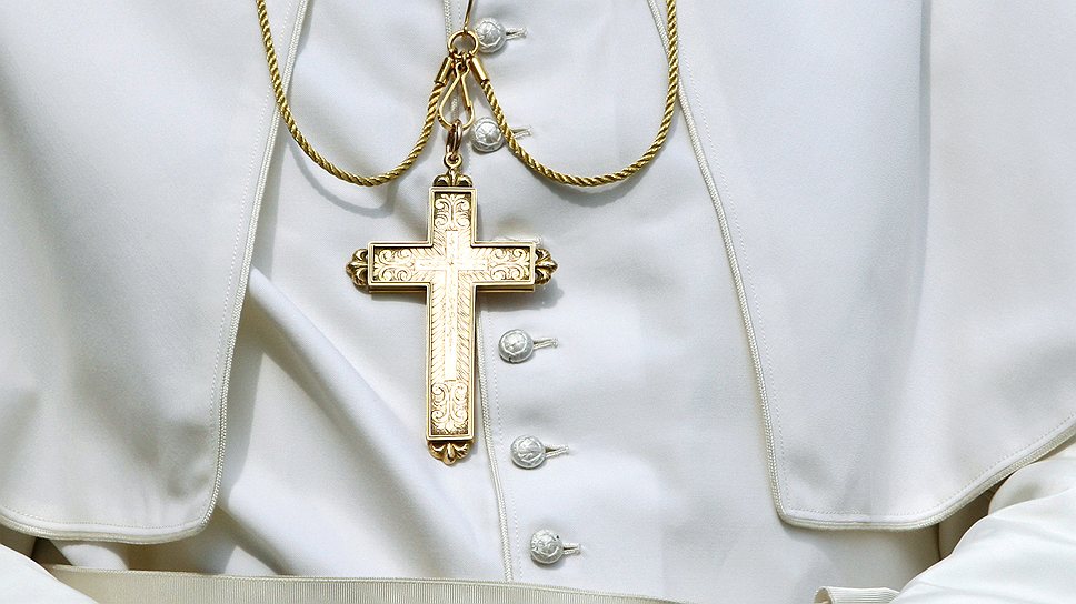 Использование наперсного креста в католической церкви стало необходимым впервые в Римском Понтификале Пия V