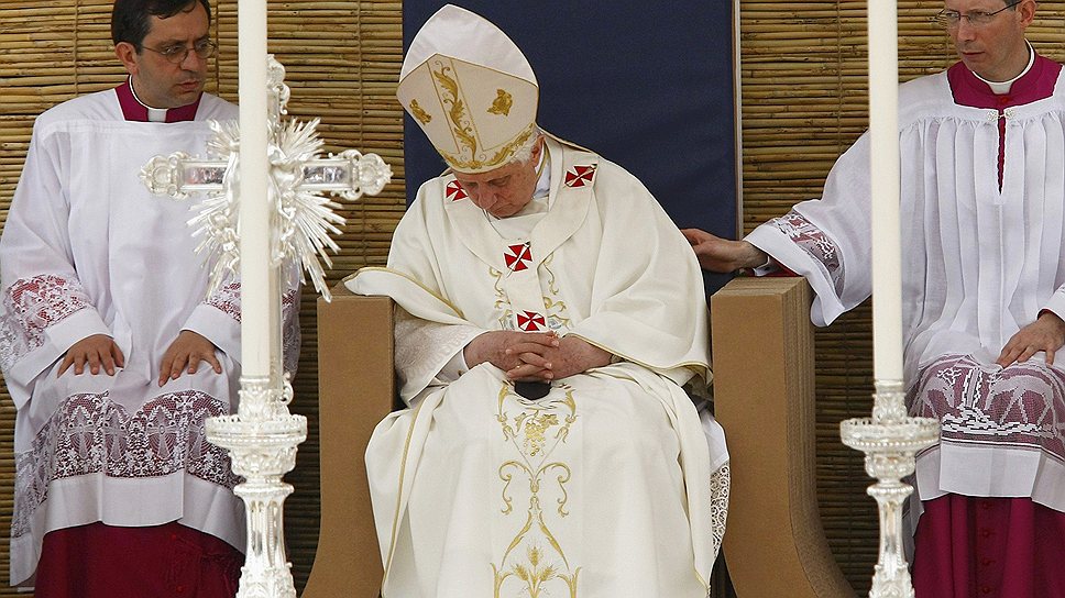 В католической церкви митру могут носить только священнослужители высокого сана