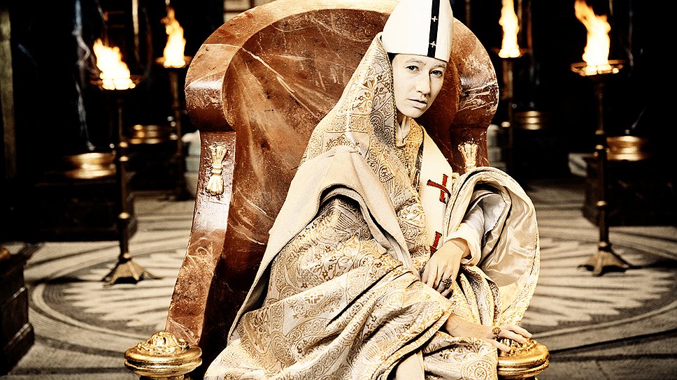 Золотистый плувиал, украшенный узорами. Кадр из фильма  «Иоанна — женщина на папском престоле» (Pope Joan, 2009)