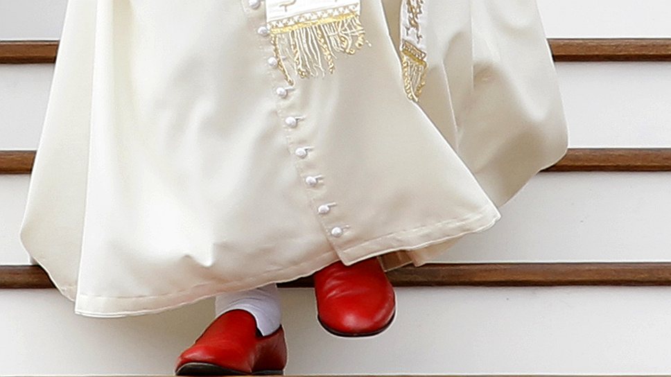 Знаменитые красные туфли папы римского. Не так давно католическая церковь официально опровергла слухи о том, что папа носит Prada. Обувь на нем является ручной работой  перуанского иммигранта Антониоб Арельяно. Но это не помешало нескольким глянцевым изданиям назвать папу Бенедикта XVI «самой стильной медийной персоной»