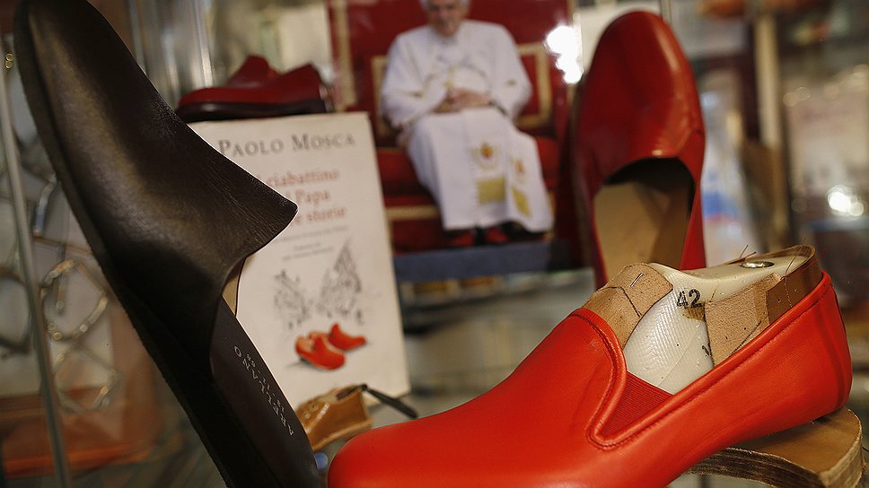 Папа римский Бенедикт XVI восстановил использование красных наружных папских ботинок, подобные тем которые носил Павел VI