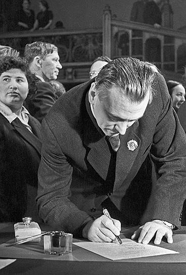Сергей Михалков был в числе подписавшихся под обращением Всемирного Совета Мира против угрозы атомной войны