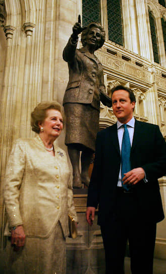В 2007 году Маргарет Тэтчер стала первым премьер-министром Великобритании, которому поставили в парламенте памятник при жизни. «Я скорее предпочла бы железную статую, но бронза тоже сойдет... Она не поржавеет»,— заявила Тэтчер
&lt;br>На фото: Маргарет Тэтчер и премьер Дэвид Кэмерон, февраль 2007 года