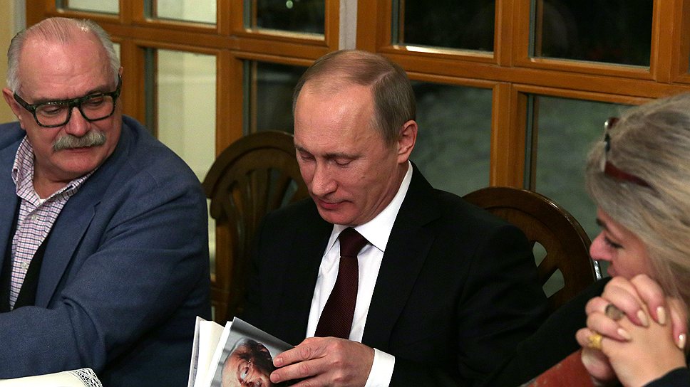 Режиссер Никита Михалков, президент Владимир Путин и вдова писателя Сергея Михалкова Юлия (слева направо)