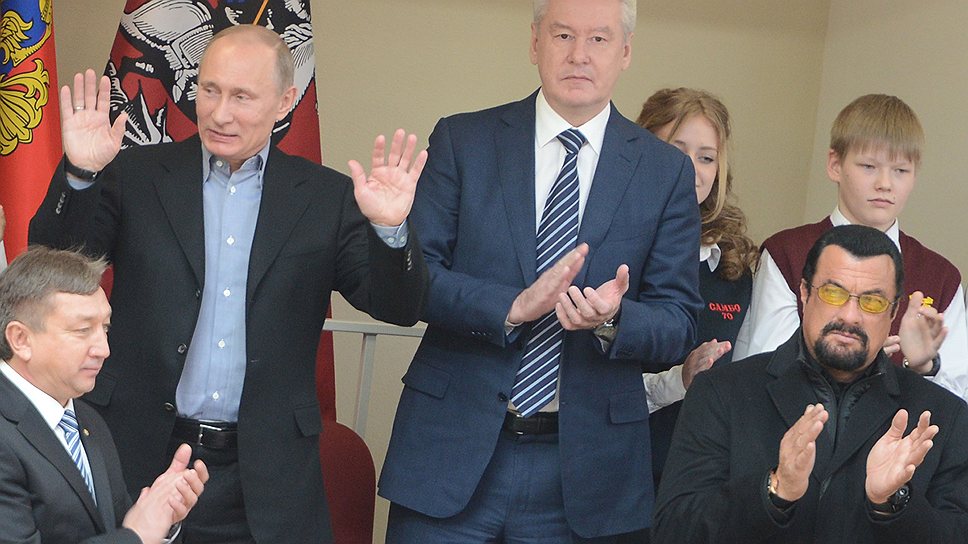 Владимир Путин (третий слева), Сергей Собянин (третий справа) и Стивен Сигал (второй справа)