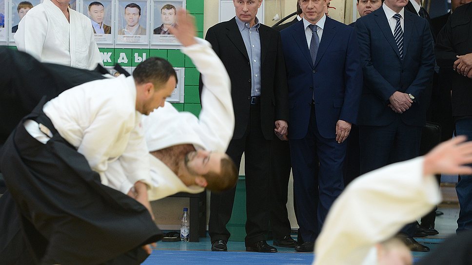 Владимир Путин (в центре), Юрий Трутнев (третий справа), Сергей Собянин (второй справа) и Стивен Сигал (справа)