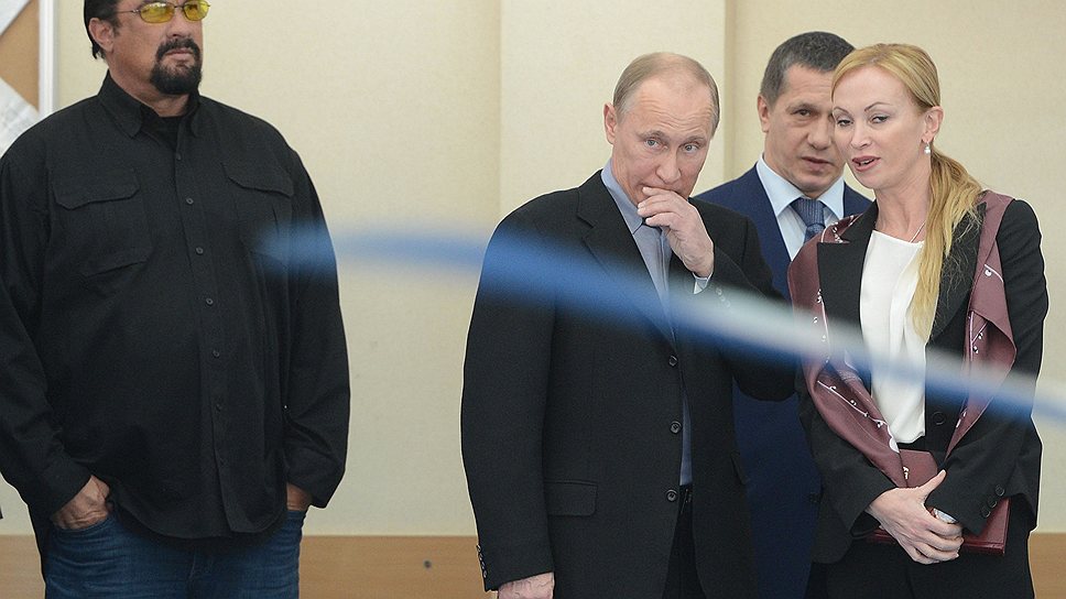 Стивен Сигал (слева) и Владимир Путин (в центре)