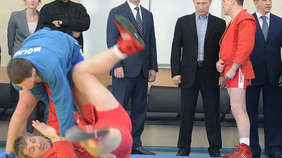 Стивен Сигал (второй слева), Сергей Собянин (третий слева), Владимир Путин (третий справа) и Юрий Трутнев (справа)
