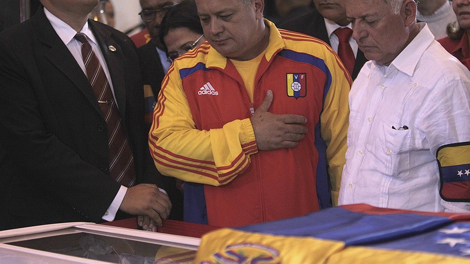 Председатель Национальной ассамблеи Венесуэллы Диосдадо Кабелло (в центре) и губернатор штата Сулия Франциско Ариас Карденас (справа) прощаются с Уго Чавесом 