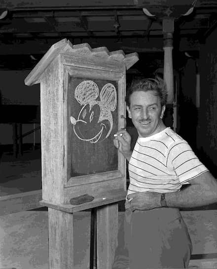 Изначально Дисней придумал мышонка Мортимера, но он оказался не интересен публике. После этого и появился Микки Маус
&lt;br>На фото: Уолт Дисней с нарисованным мелом Микки, 1941 год