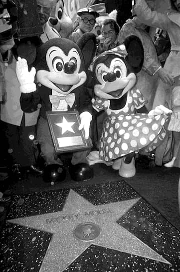 В 2004 году легендарный персонаж Disney возглавил рейтинг Forbes среди самых богатых вымышленных героев. За год Микки Маус заработал почти $6 млрд
&lt;br>На фото: Микки Маус с подружкой Минни на голливудской Аллее звезд