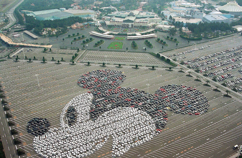 Некоторые военные рассказывали, что в ходе Второй мировой войны вопрос: «Who is Mickey Mouse?» помогал выявлять немецких шпионов
&lt;br>На фото: составленный из черных и белых автомобилей портрет Микки Мауса на парковке Диснейленда в Токио