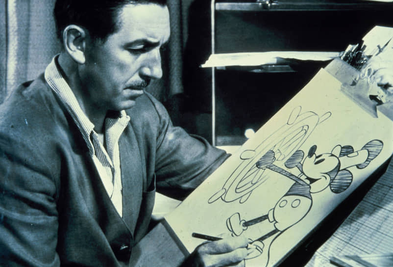 Известно, что в 1934 году, в разгар Великой депрессии, открыток с Микки было продано на $35 млн
&lt;br>На фото: Уолт Дисней за мольбертом во время работы над очередным образом Микки Мауса