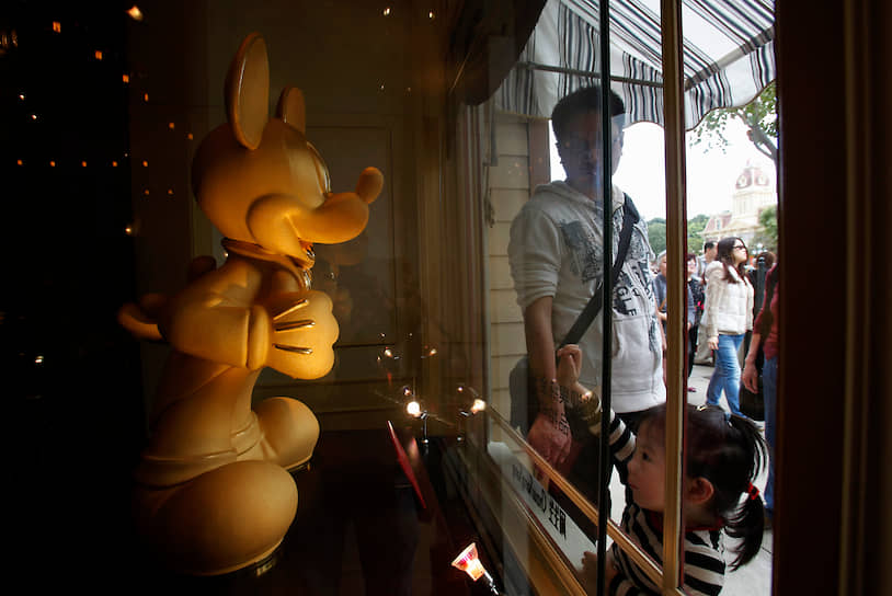 Статуя Микки Мауса из чистого золота в витрине ювелирного магазина в Гонконге