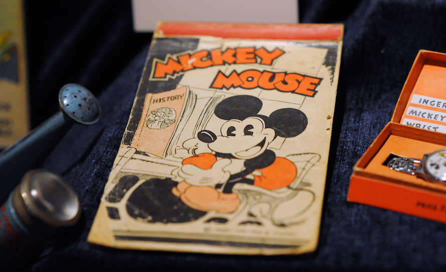 Первые короткие анимационные фильмы с Микки Маусом были нарисованы Абом Айверксом, главным компаньоном Уолта Диснея. Основатель Disney самостоятельно озвучивал мышь до 1947 года
&lt;br>На фото: записная книжка (1930 года выпуска), на обложке которой изображен Микки Маус